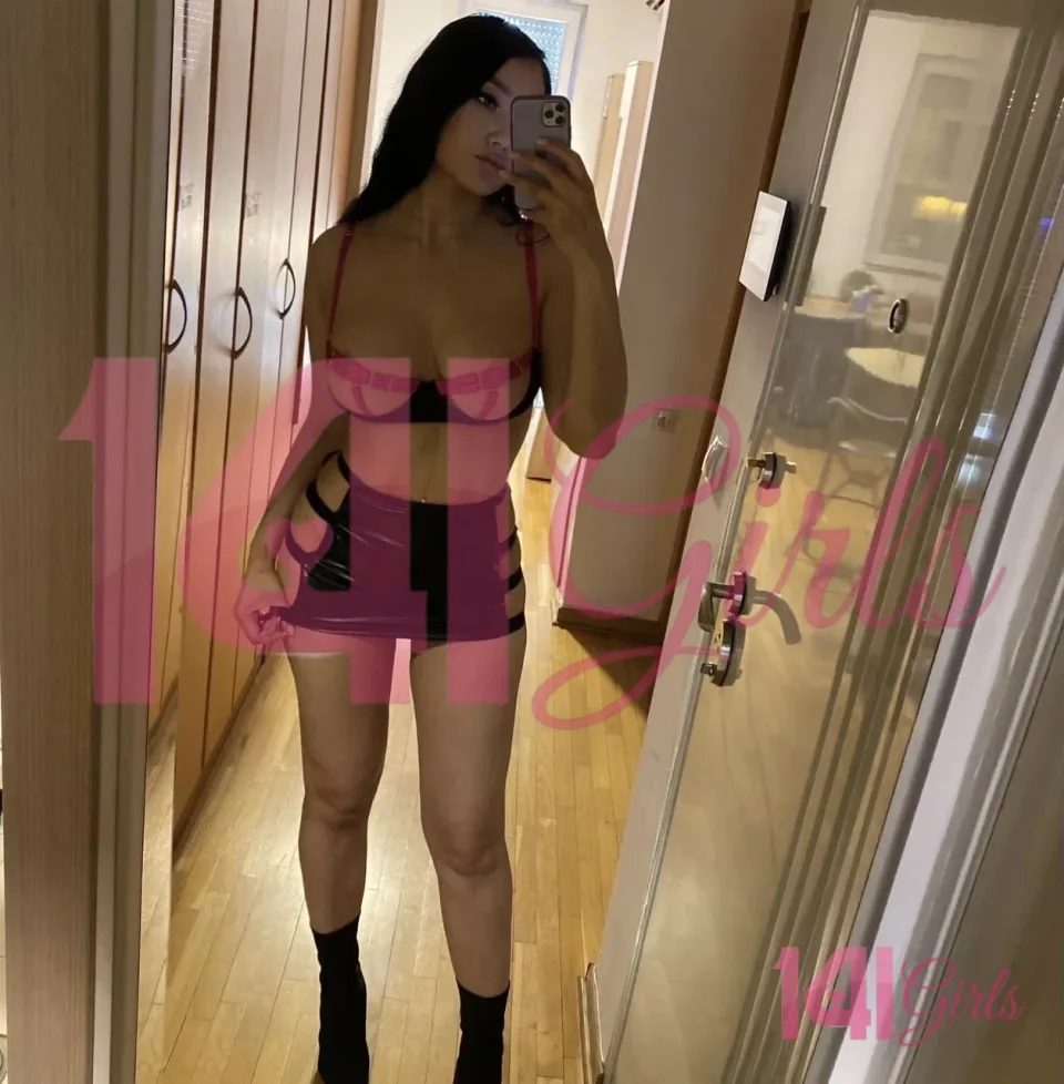 Alexis photo 4 in Hong Kong: 20 years old, slim, brown hair, 170 cm, 54 kg, B bust