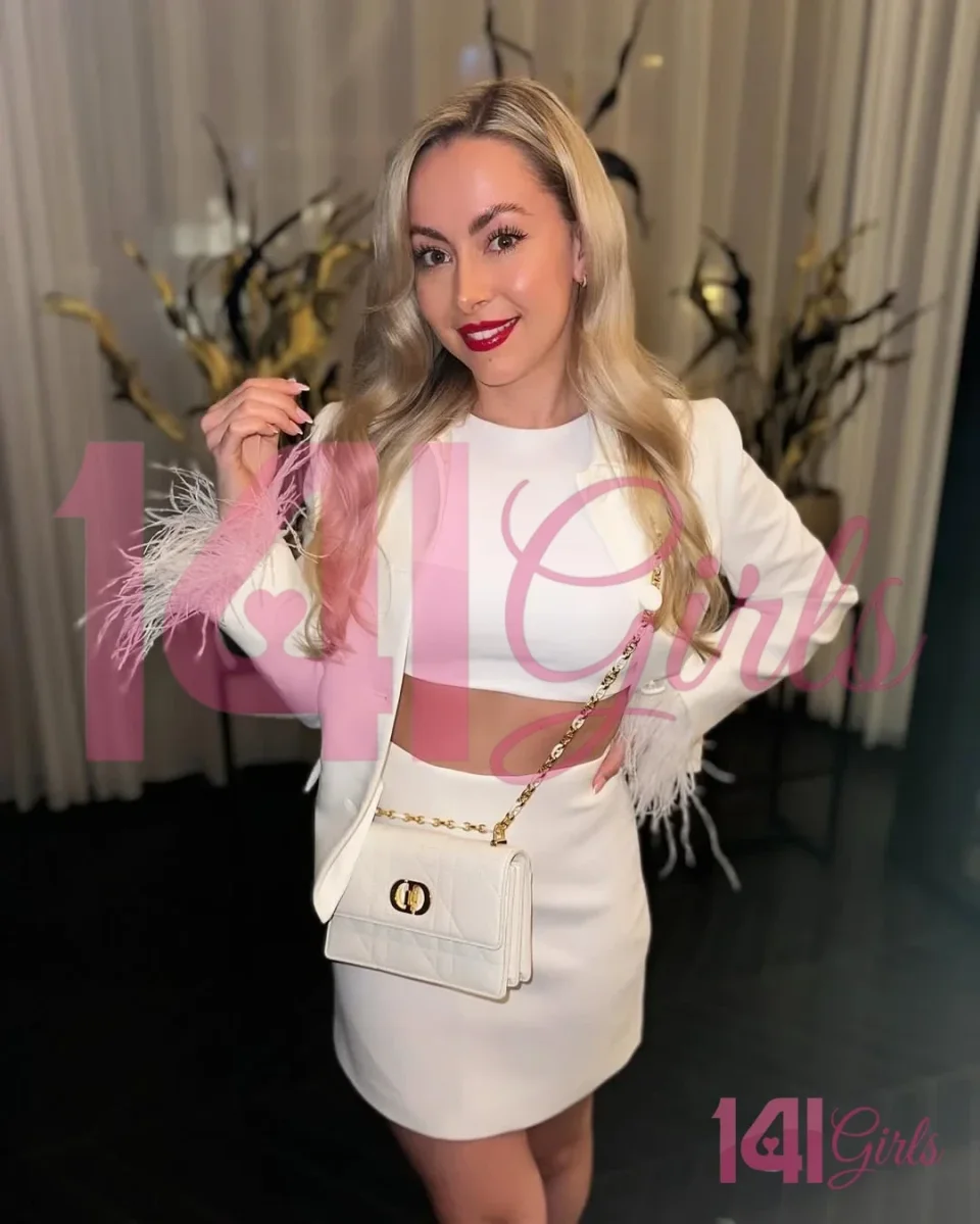 Carla photo 4 in Hong Kong: 22 years old, arab, slim, blonde hair, 169 cm, 55 kg, B bust