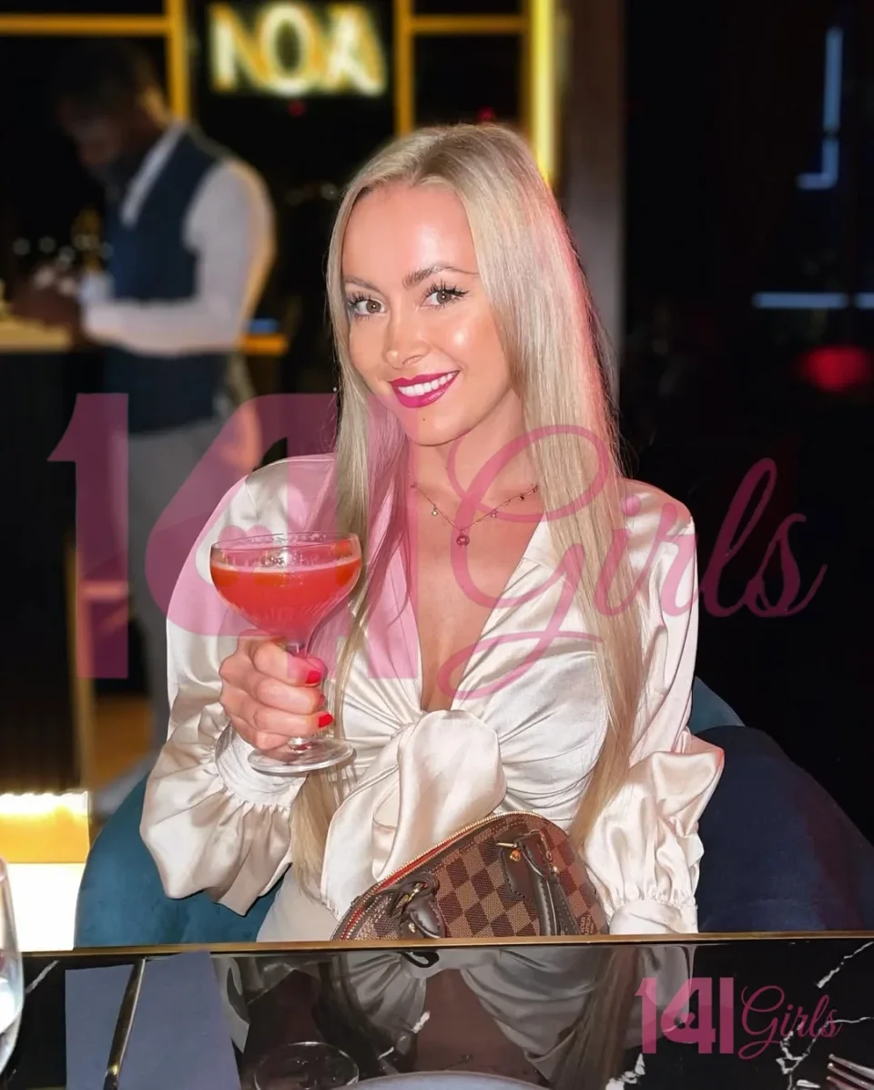 Carla photo 6 in Hong Kong: 22 years old, arab, slim, blonde hair, 169 cm, 55 kg, B bust