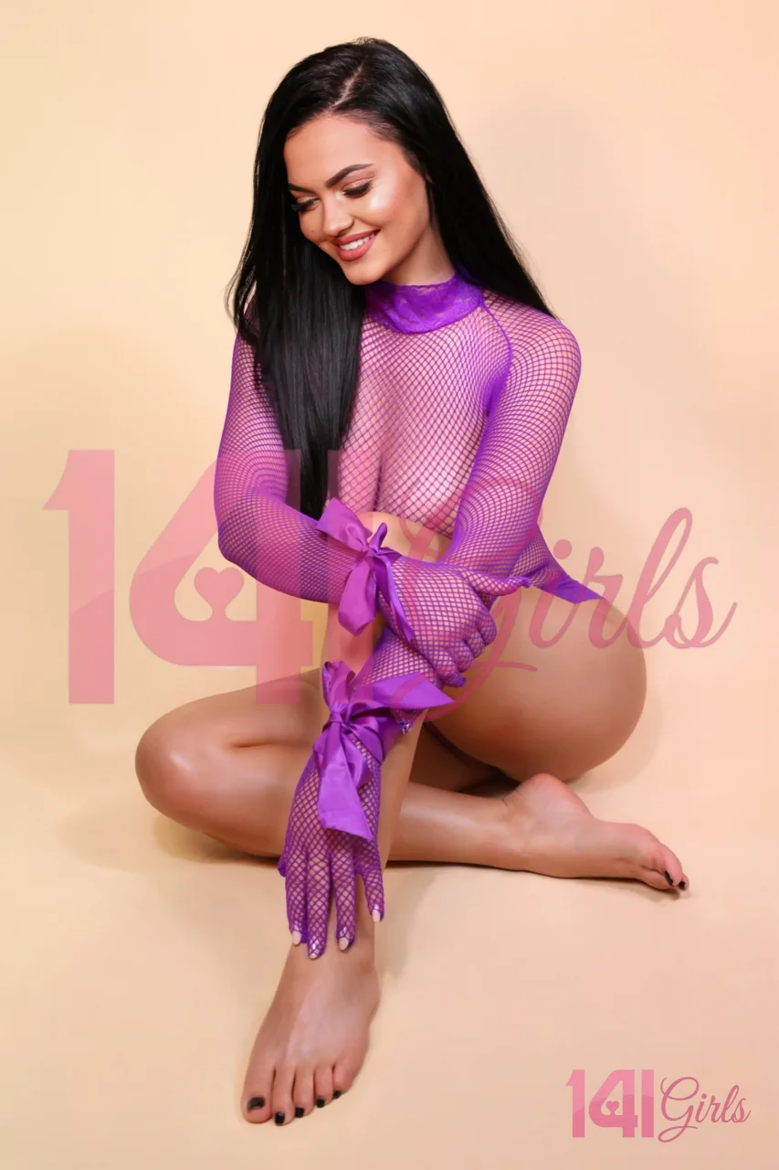 Clarissa photo 10 in Hong Kong: 24 years old, european, slim, black hair, 160 cm, 50 kg, D bust