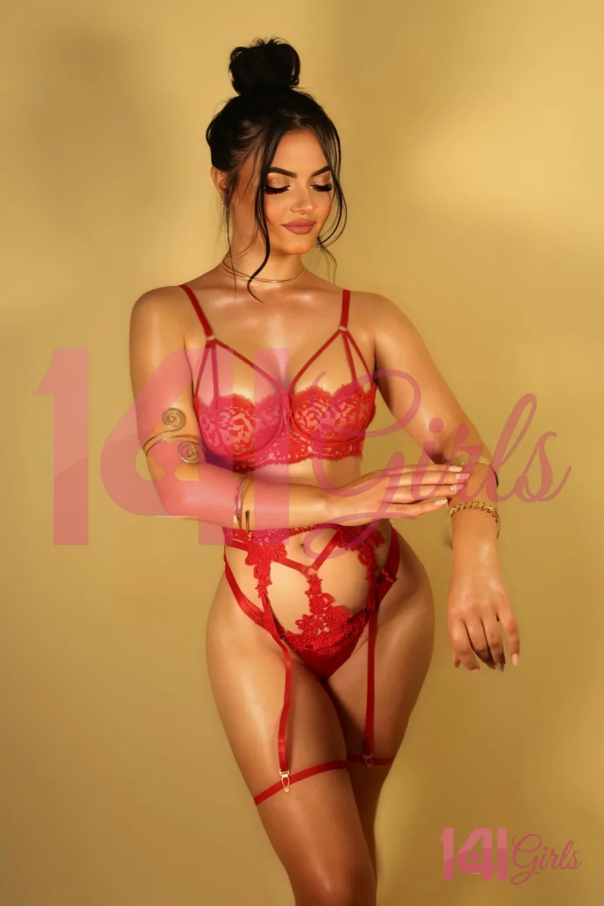 Clarissa photo 2 in Hong Kong: 24 years old, european, slim, black hair, 160 cm, 50 kg, D bust