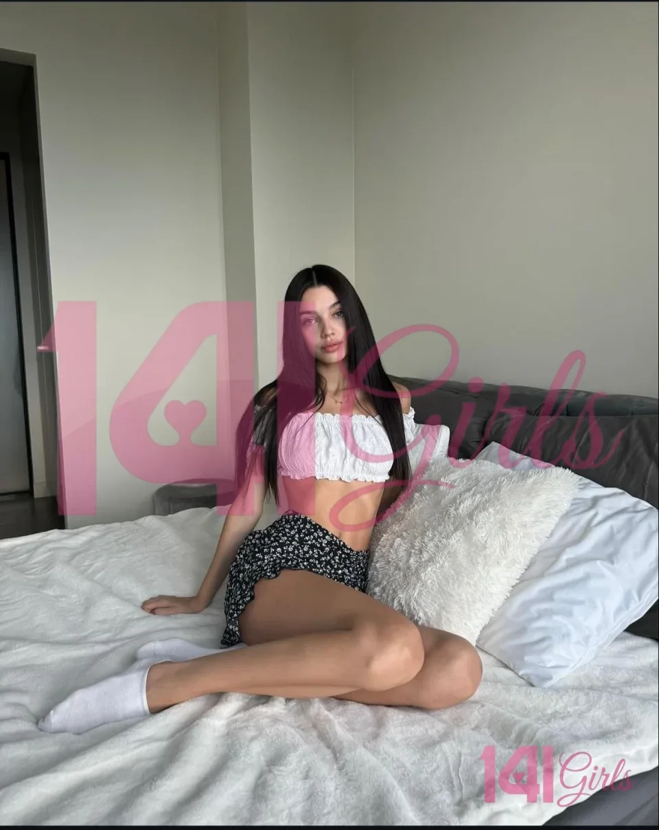 Dina photo 4 in Hong Kong: 22 years old, arab, slim, black hair, 167 cm, 58 kg, B bust
