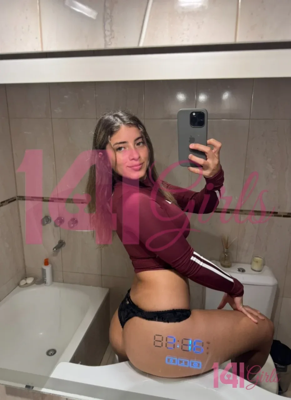 Hadley photo 2 in Hong Kong: 26 years old, asian, slim, brown hair, 170 cm, 65 kg, B bust