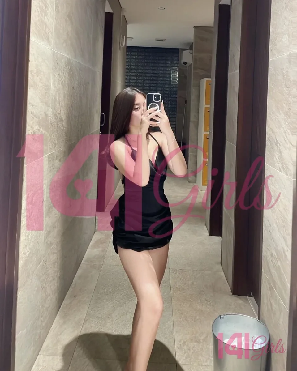 Lindsay photo 2 in Hong Kong: 23 years old, asian, slim, black hair, 168 cm, 49 kg, C bust