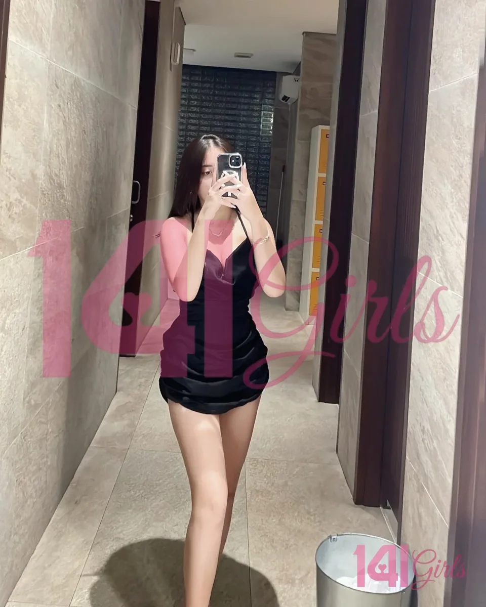 Lindsay photo 4 in Hong Kong: 23 years old, asian, slim, black hair, 168 cm, 49 kg, C bust