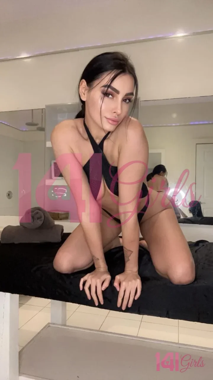 Martha photo 3 in Hong Kong: 26 years old, european, slim, black hair, 170 cm, 57 kg, B bust