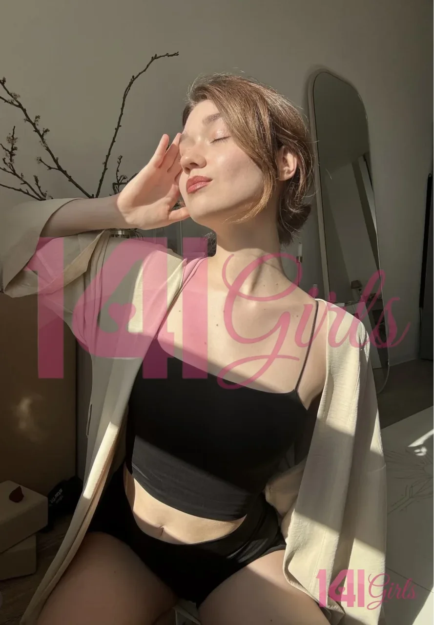 Melody photo 3 in Hong Kong: 22 years old, european, slim, brown hair, 170 cm, 55 kg, B bust
