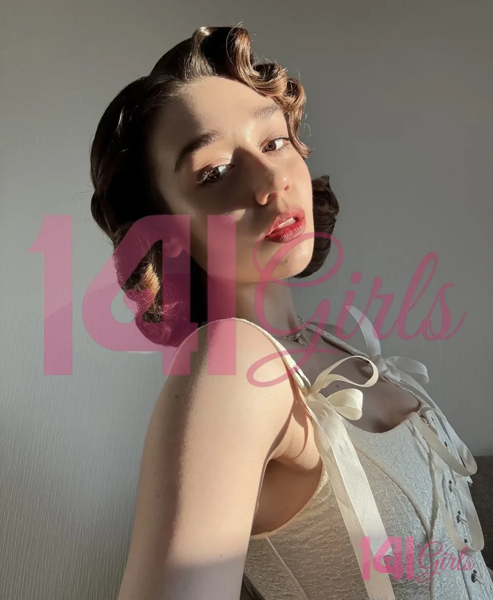 Melody photo 5 in Hong Kong: 22 years old, european, slim, brown hair, 170 cm, 55 kg, B bust