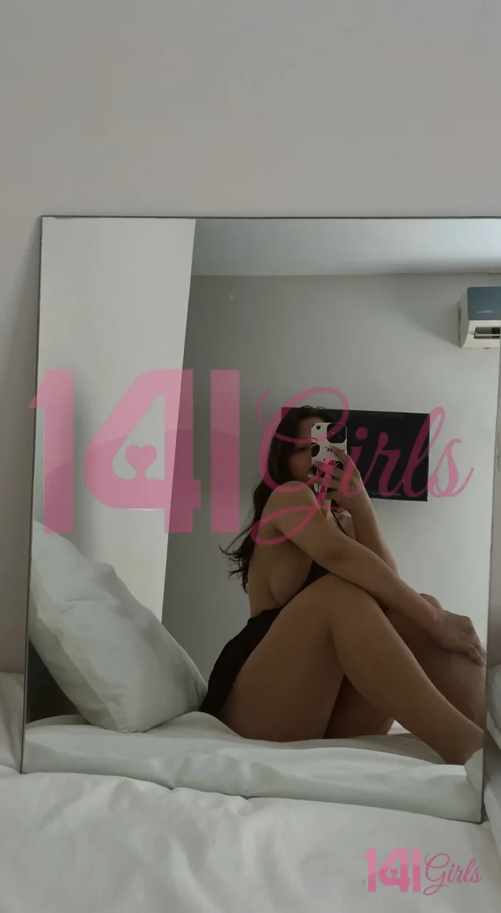 Oriana photo 3 in Hong Kong: 28 years old, european, regular, black hair, 167 cm, 59 kg, B bust